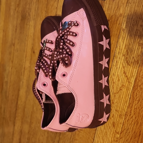 Collectors Minnie Mouse Converse - Picture 6 of 8